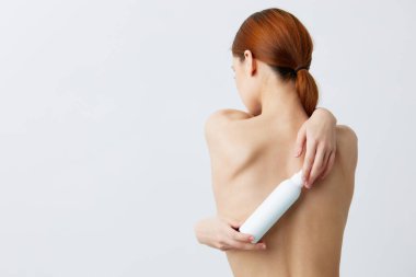 Çıplak omuzlu portre kadın cilt bakım losyonu.