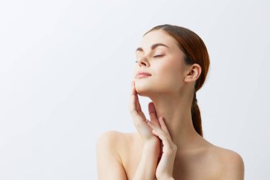 Kadın temiz cilt bakımı pozu veriyor.