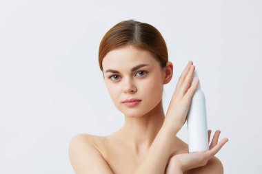 Çıplak omuzlu genç kadın cilt bakım losyonu yakın çekim yaşam tarzı