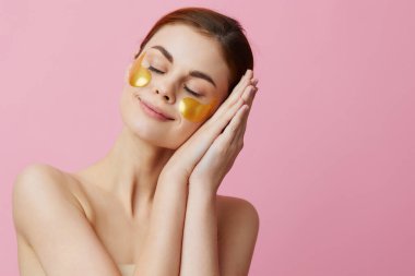 Kadın cilt bakımı yüzü çıplak omuzları kaplıyor.