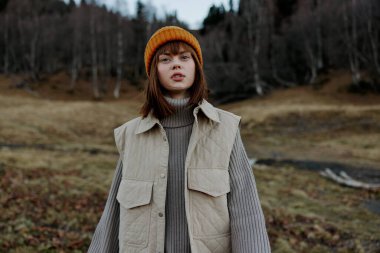 Genç bir kadın sonbahar hava durumu dağlarının yaşam tarzını takip ediyor.