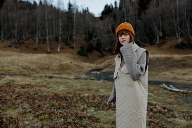 Sonbahar elbiseli turist. Doğa ağaçları rahatça dolaşır.