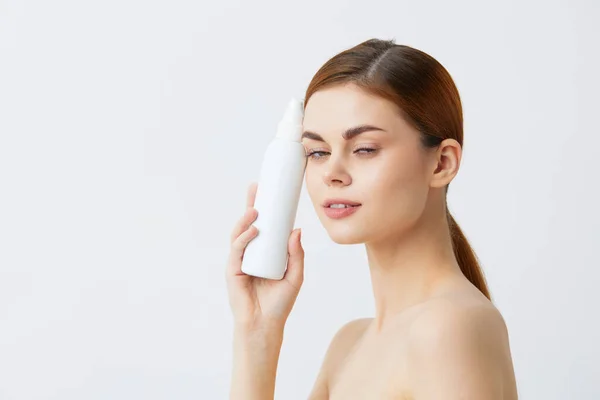 Porträtt kvinna lotion burk ren hud vård närbild Livsstil — Stockfoto