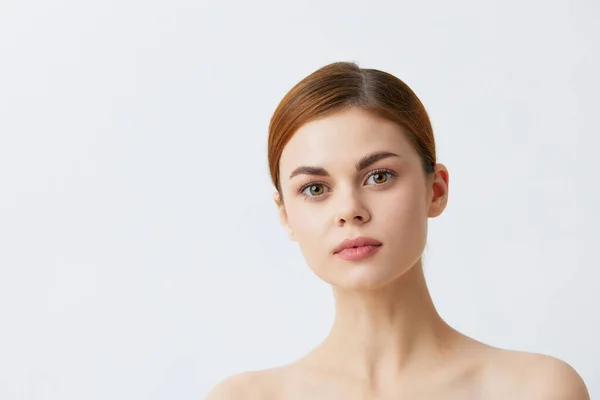 Portret vrouw poseren schone huid zorg aantrekkelijk blik licht achtergrond — Stockfoto