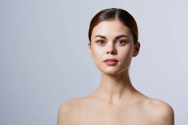 Vrouw blote schouders pure huid glamour geïsoleerde achtergrond — Stockfoto