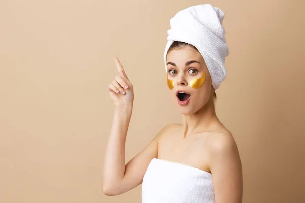 Perempuan perawatan wajah wajah tambalan bahu telanjang kebersihan terisolasi latar belakang — Stok Foto