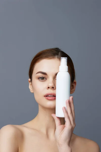 Porträtt kvinna hudvård lotion med bara axlar isolerad bakgrund — Stockfoto