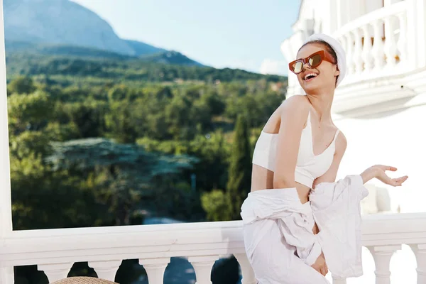 Sensual y hermosa mujer con camisa blanca y toalla en la cabeza mientras se relaja en casa mirando a la vista — Foto de Stock