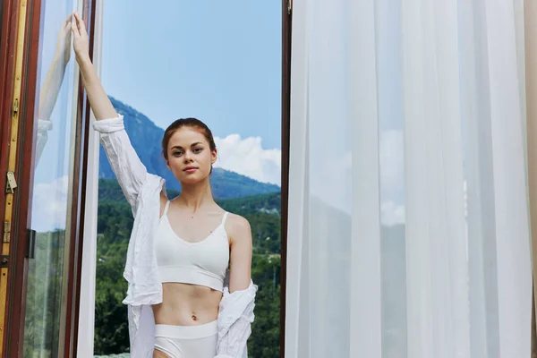 Retrato de una joven hermosa mujer Modelo sexy sin preocupaciones posando en el balcón Estilo de vida — Foto de Stock