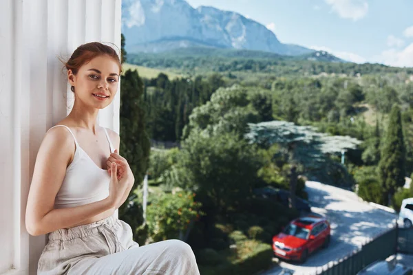 Bella donna in hotel montagne natura di lusso — Foto Stock