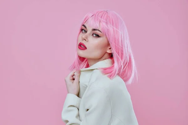 Portrét půvabné dámy v bílém blejzru růžové vlasy Glamor Kosmetika růžové pozadí beze změny — Stock fotografie