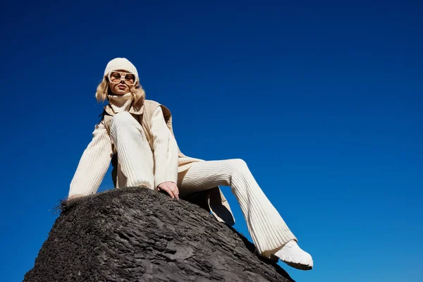 Turista sentado en una piedra naturaleza cielo azul en un paisaje sombrero — Foto de Stock