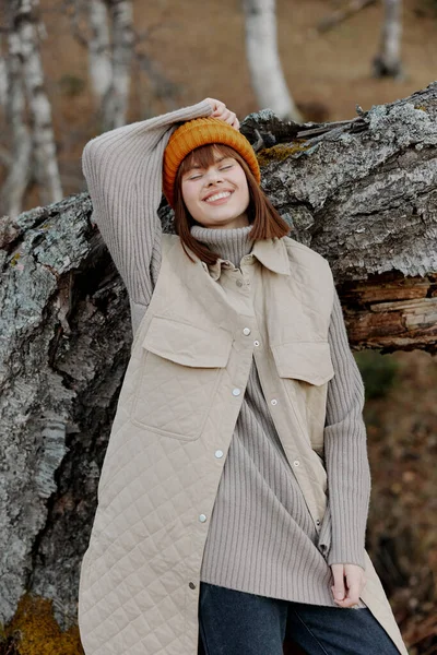 Žena v oranžovém klobouku příroda podzim životní styl — Stock fotografie