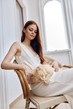 Bayan hostes, evcil hayvanıyla birlikte terasta dinleniyor.