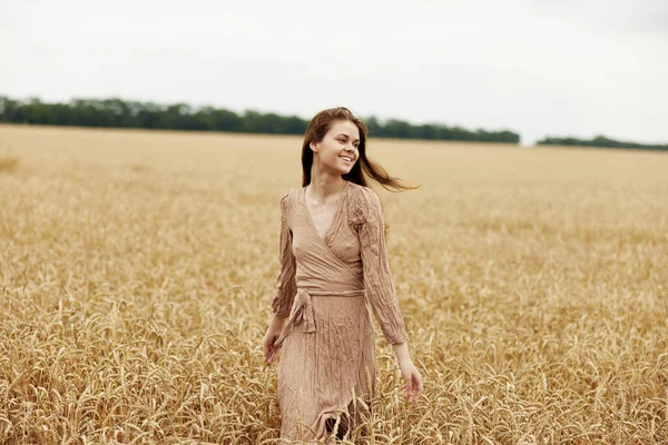 Mujer espiguillas de trigo cosecha orgánica campo sin fin —  Fotos de Stock