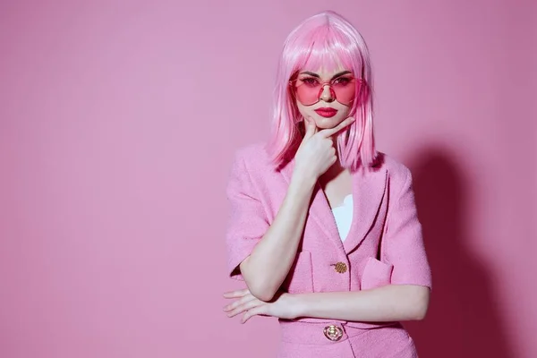 Portret młodej kobiety gestykuluje dłońmi różową kurtką Studio Model bez zmian — Zdjęcie stockowe