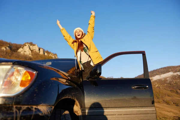 Γυναίκα κοντά στο αυτοκίνητο θαυμάζοντας το τοπίο βουνά φύση χαλάρωση — Φωτογραφία Αρχείου
