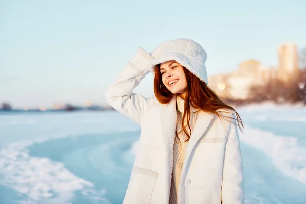 Kadın kış kıyafetleri kar yürüyüşü soğuk tatil doğası — Stok fotoğraf
