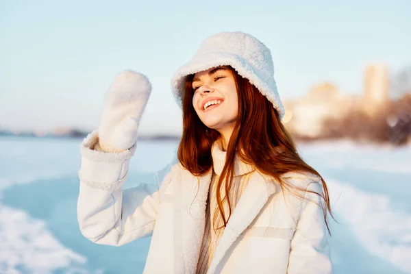 Güzel bir kadın kızıl saçlı kar tarlası kışlık giysiler doğa — Stok fotoğraf