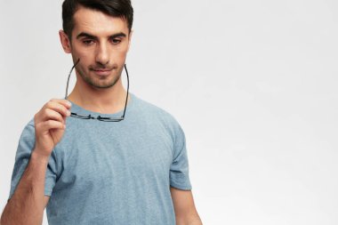 Mavi t-shirt gözlüklü adam görüş için gülümse duygular hafif arkaplan