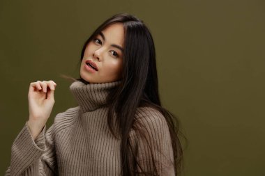 Kazaklı kadın portresi. Gülümsüyor. Moda stüdyosu modeli.
