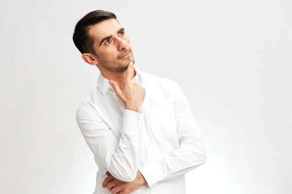 Knappe man in witte shirts hand gebaar kopie-ruimte elegante stijl — Stockfoto