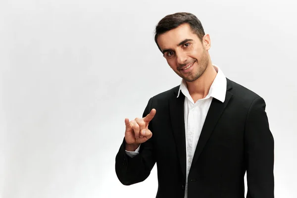 Hombre en un traje elegante sonrisa posando confianza en sí mismo negocio y concepto de oficina —  Fotos de Stock