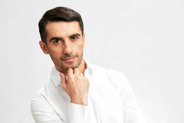 Succesvolle man in witte shirts hand gebaar kopie-ruimte bedrijf en kantoor concept — Stockfoto