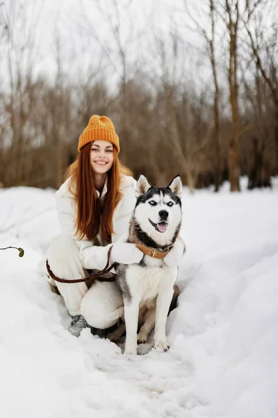 Porträt einer Frau im Schnee, die draußen mit einem Hund spielt Freundschaft frische Luft — Stockfoto