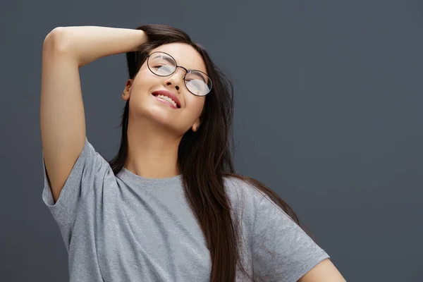 Vacker kvinna i t-shirt glasögon Ungdom stil kul Livsstil — Stockfoto