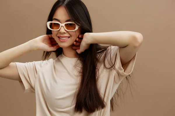Mujer joven en gafas de sol camiseta posando estilos modernos fondo aislado —  Fotos de Stock