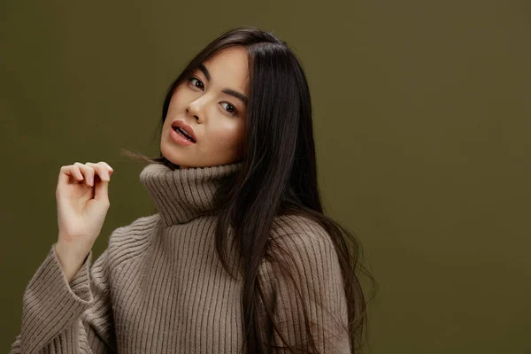 Mulher retrato em um suéter posando sorriso roupas modelo estúdio de moda — Fotografia de Stock