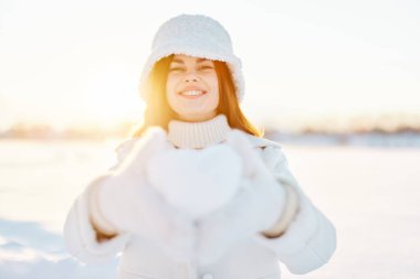 Genç bayan kış havası kar poz doğa dinlenme taze hava