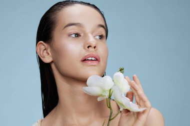 Genç kadın çiçek derisi cazibesi yakın plan hayat tarzı pozu veriyor.