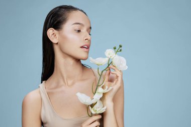 Yüze yakın genç kadın orkidesi kozmetik ürünleri temiz cilt hassasiyeti izole edilmiş arka plan