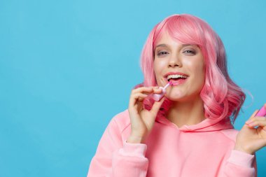 Pembe saçlı, ruj makyajlı bir kadın. Yaşam tarzı.