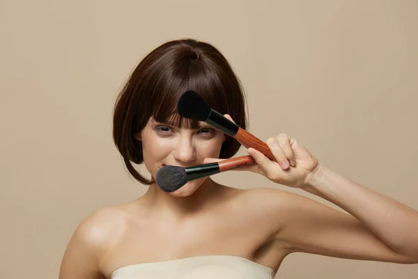 Belle femme pinceaux de maquillage dans la main modèle maquillage posant close-up Lifestyle — Photo