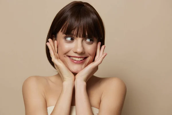 女性の笑顔スキンケアの魅力短いヘアカットクロップドビュー — ストック写真