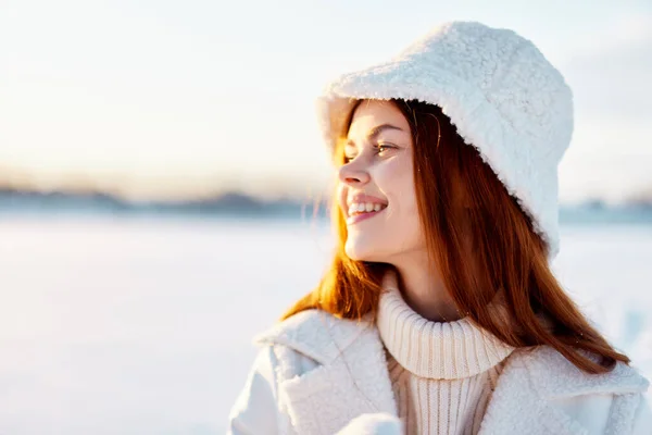 穿着白衣、头戴帽子的漂亮女人，冬天的风景，散步 — 图库照片