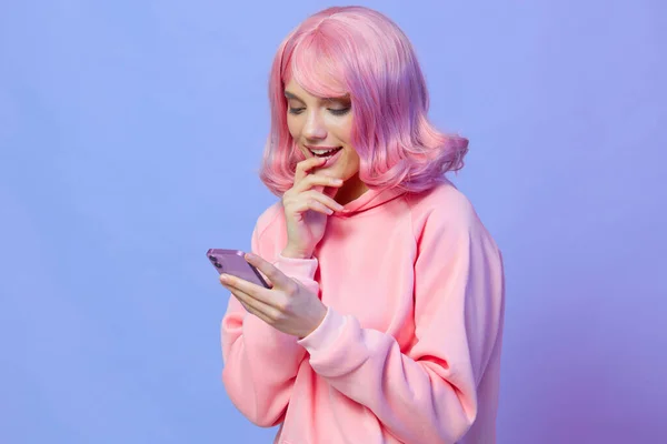 Mujer joven sosteniendo un teléfono posando tecnología Estilo de vida moda — Foto de Stock