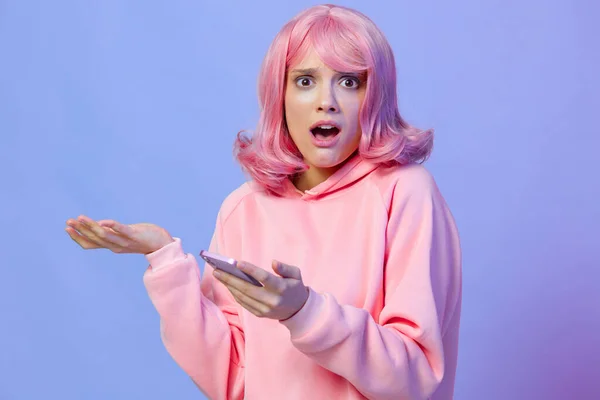 Jeune femme avec téléphone dans les mains technologie de communication vue recadrée — Photo