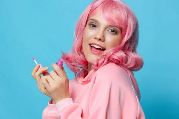 Όμορφη γυναίκα lip gloss μακιγιάζ ροζ μαλλιά Lifestyle μόδα — Φωτογραφία Αρχείου