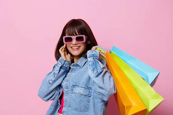 백화점에서 재미있는 오락을 즐기는 여자 핑크 색 배경 — 스톡 사진