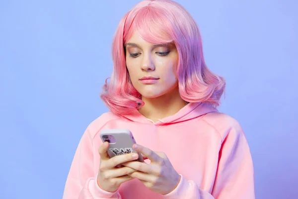 Piękna kobieta z telefonu w rękach technologii komunikacji Styl życia moda — Zdjęcie stockowe