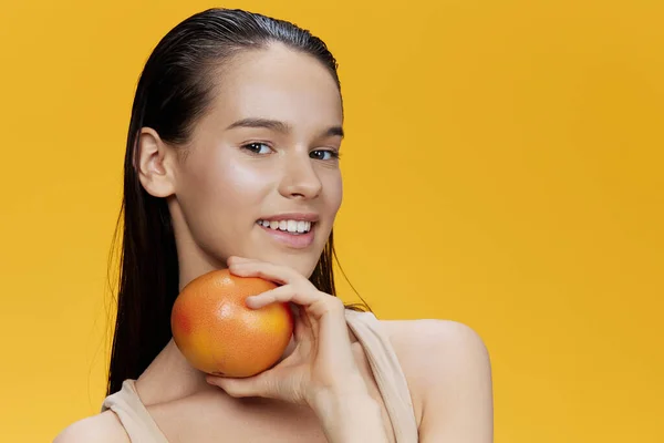 Retrato mulher toranja vitaminas saúde cosmetologia amarelo fundo — Fotografia de Stock