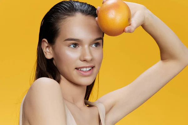 Frau mit Grapefruit in Gesichtsnähe reinigen Hautpflege Gesundheit hautnah Lifestyle — Stockfoto