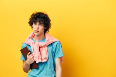 Not defterinde yazılı erkek eğitimi, el hareketleriyle izole edilmiş bir geçmiş.