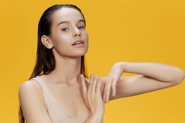 Esmer, el ele tutuşmuş, yalnız bir arkaplan.