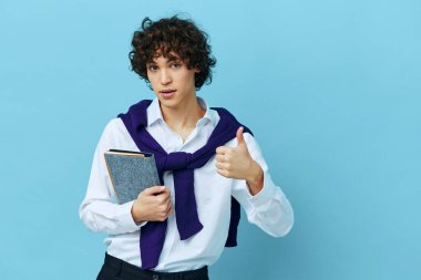 Kolejde okuyan bir adam ceketini çıkarmış.