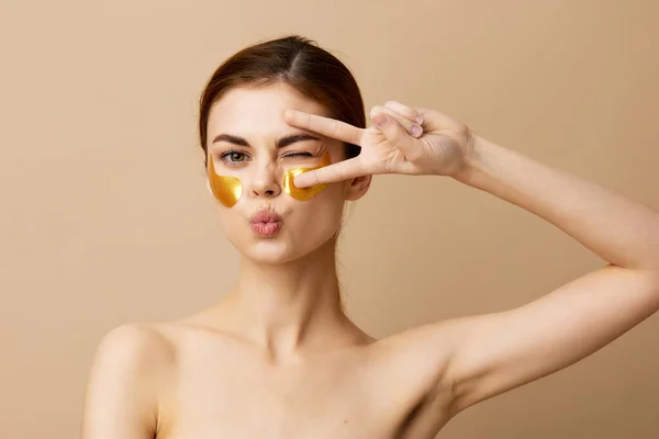 Wanita patch rejuvenation kulit peduli menyenangkan setelah mandi latar beige — Stok Foto